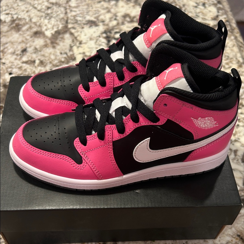 Rare🩷Pinksicle Jordan 1 Mid Size 2.5 preschool